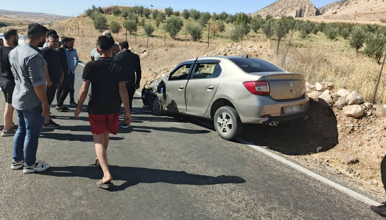 iki otomobilin carpistigi kazada suruculer yaralandi vAqIq14E