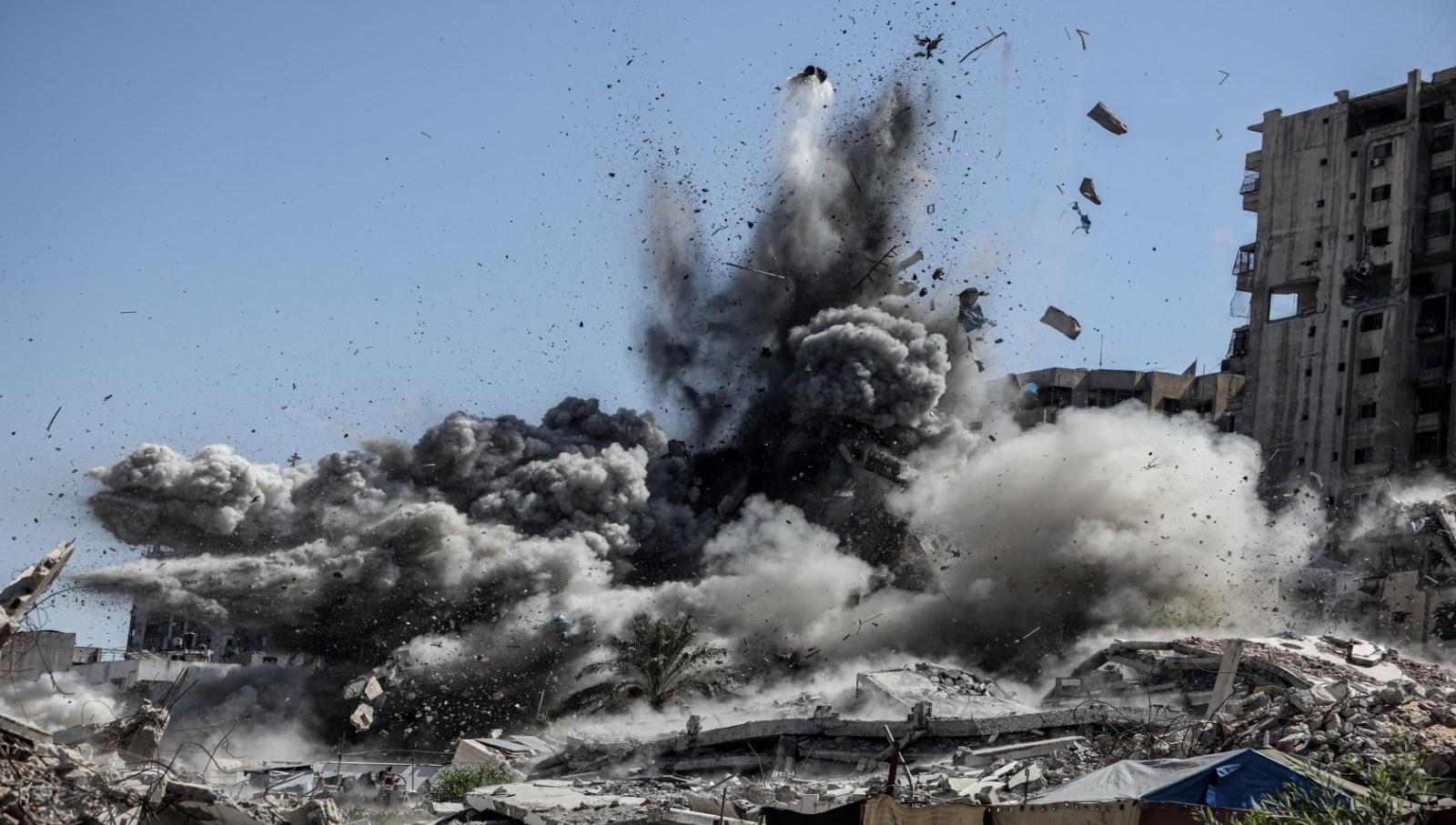 israil ordusu gazzede cok katli bir binaya daha saldirdi 6XWcxw5Z