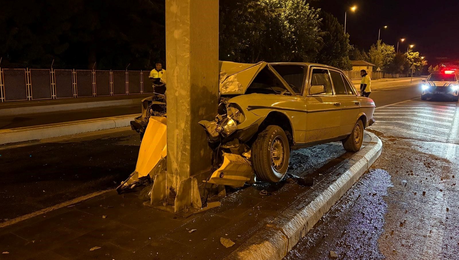 klasik otomobil direge ok gibi saplandi 3tILAkxA