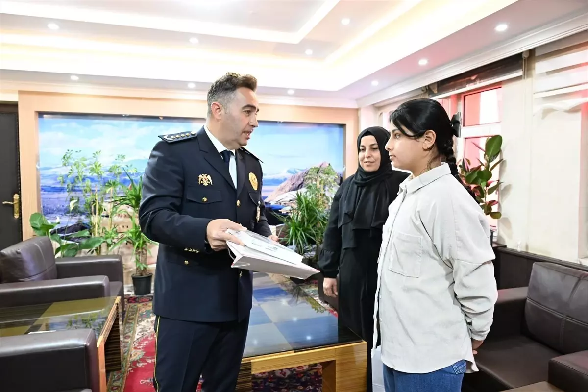 agrida ogrenci asmin erdemin anit ziyareti duygulandirdi FrdKVX7B.jpg