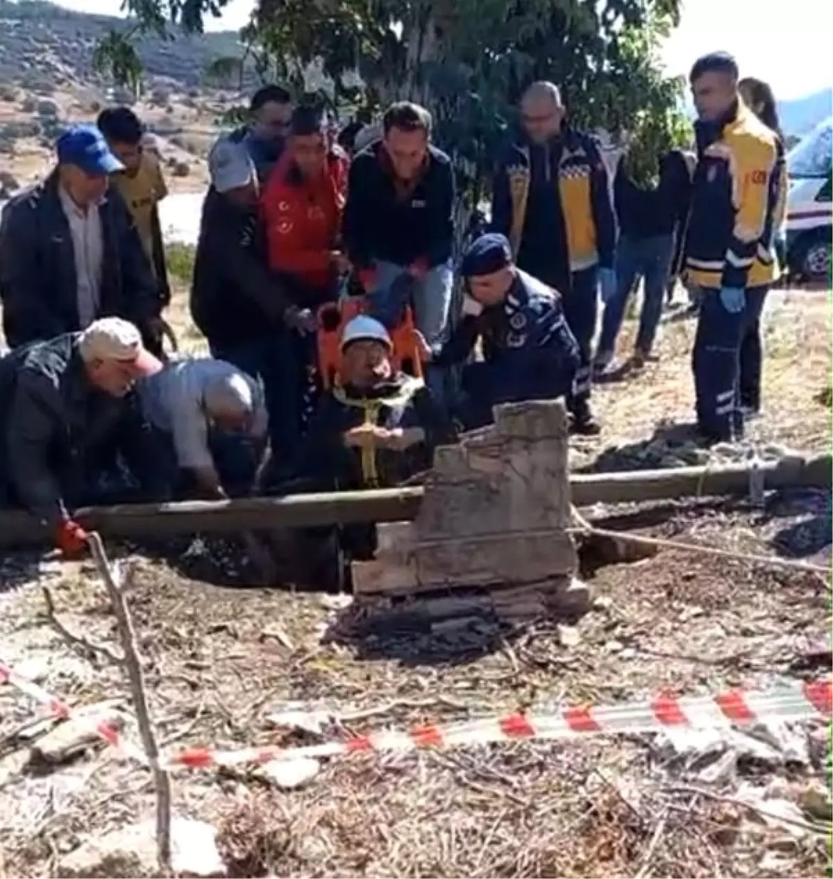 bucakta kuyuya dusen vatandas itfaiye ekipleri tarafindan kurtarildi xPzQs2Ev.jpg