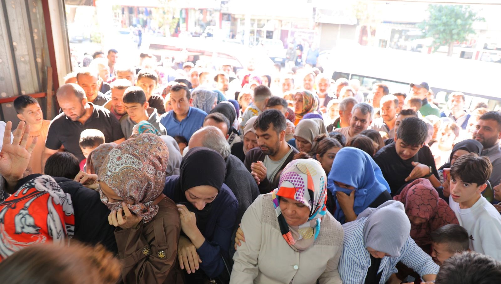 giyim magazasinda indirim izdihama neden oldu ZjPPMGtY