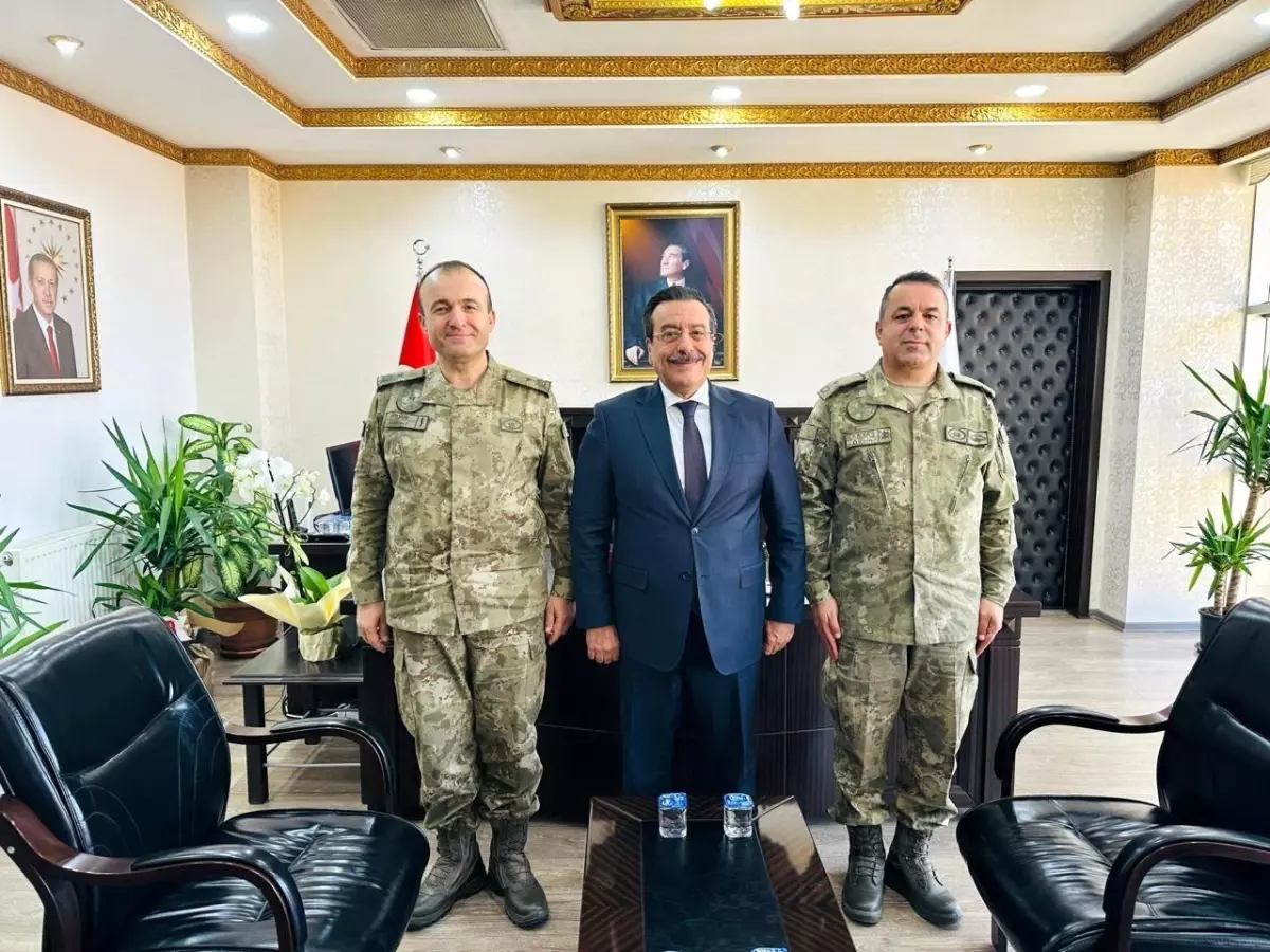 komutanlardan kaymakama ziyaret CF3Trjfu.jpg