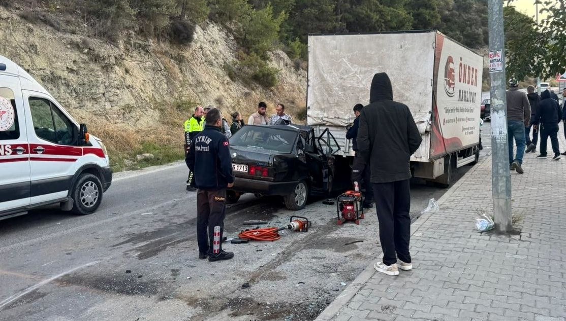 kusadasinda otomobil park halindeki kamyonete carpti bir olu dort yarali fOSW6csN.jpg