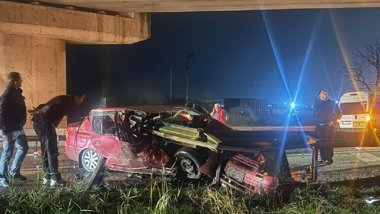 tekirdagda bariyerlere carpan otomobildeki 2 kisi oldu baYjNYwd.jpg