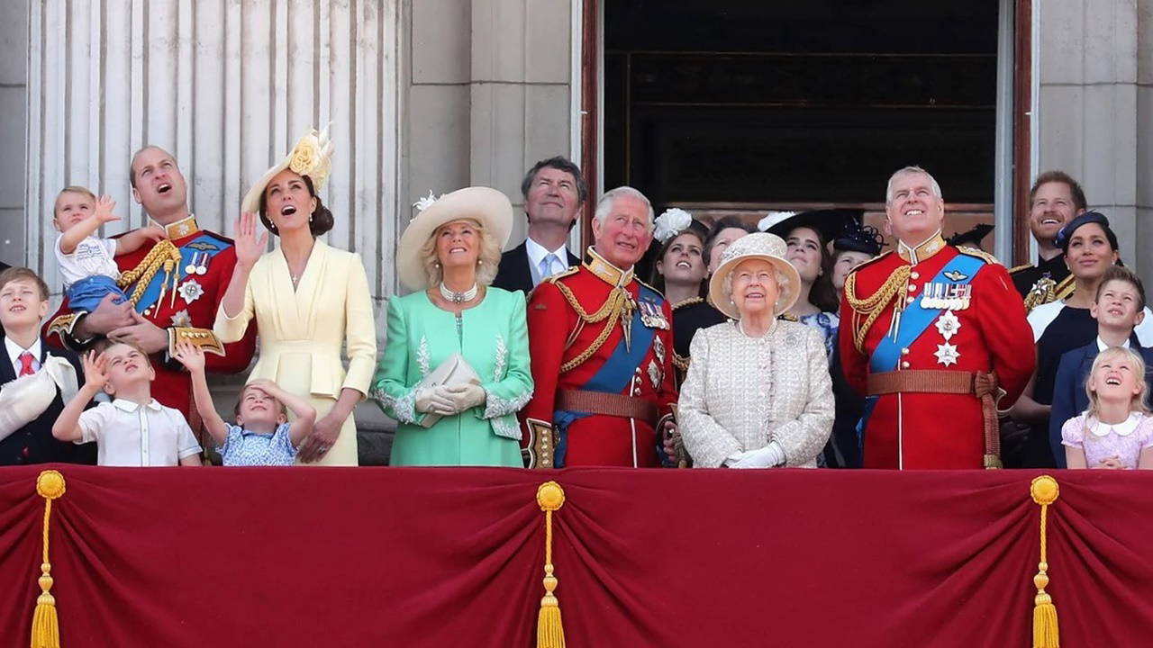 kral charles kardesi andrewun tum unvanlarini elinden aldi Cuv8ZsCi.jpg